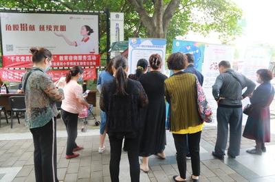 黨員教師進社區 服務群眾顯擔當——記成都市鹽道街小學得勝分?！扒h員教師進社區”教育咨詢服務活動